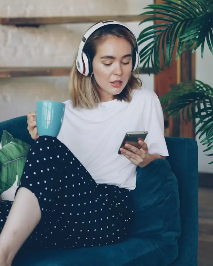 Mujer en el sofá escribiendo en su celular