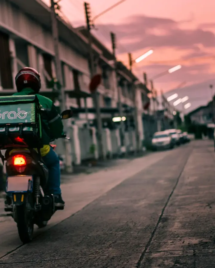 Repartidor en moto con la caja de delivery