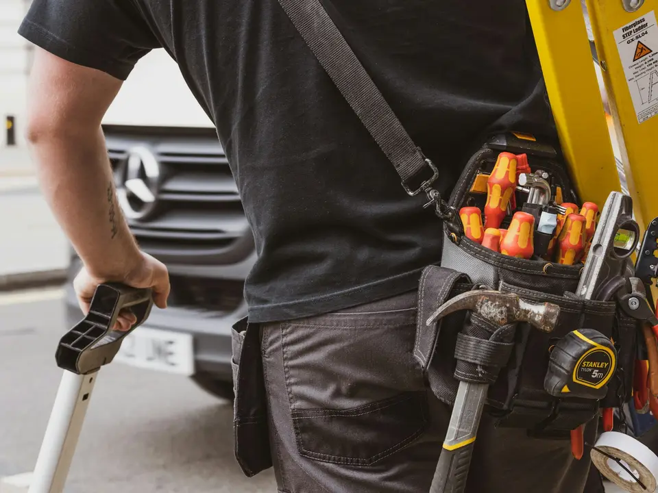 Técnico con su cinturón de herramientas