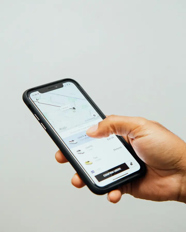 Mano sosteniendo un celular con una app abierta
