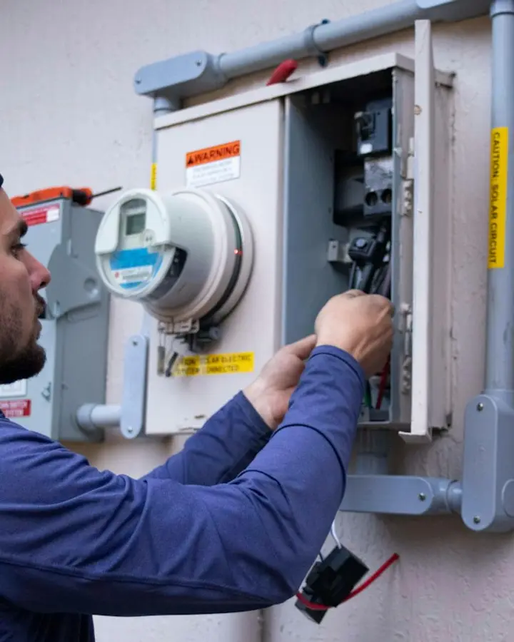 Técnico revisando un tablero eléctrico